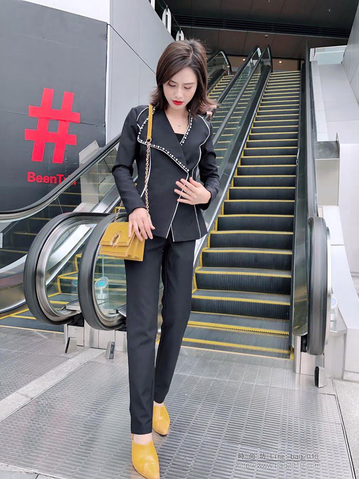 Chanel香奈兒 法國專櫃同步新款 2019春裝 氣質款 領口釘珠西服套裝 時尚經典款 黑色  xly1245